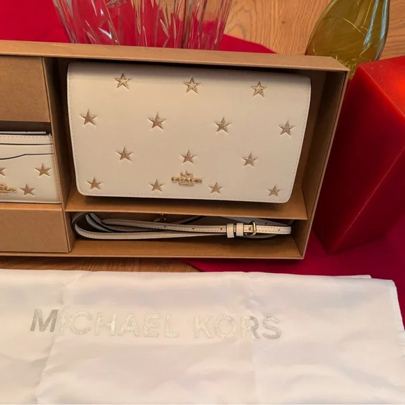 COACH NWT LEATHER Clutch
Crossover Bag with Card Case
Comes with Box - Picture 8 of 13